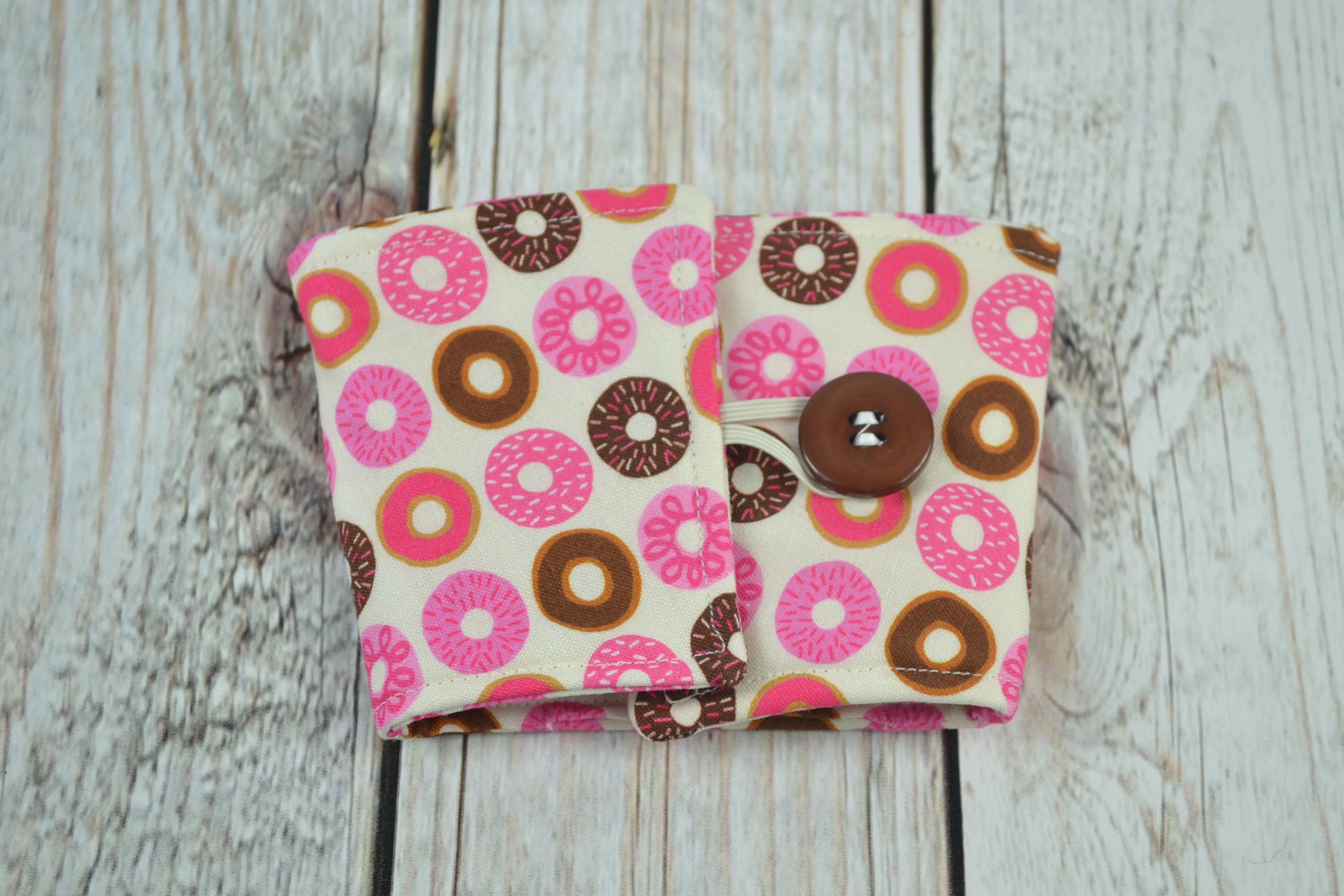 READY MADE Coffee Cozy - Pink Donuts